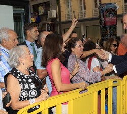 Don Felipe en la calle con los vecinos de Tenerife