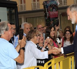 Saludo de los vecinos a Don Felipe a su llegada