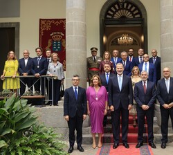 Su Majestad el Rey con autoridades en el Parlamento de Canarias