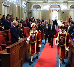 El Rey accede al Parlamento de Canarias