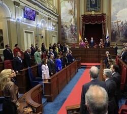 El Rey durante la interpretación del Himno Nacional
