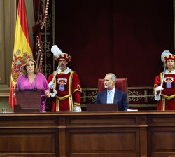 Don Felipe durante la intervención de la presidenta de la Cámara, Astrid Pérez