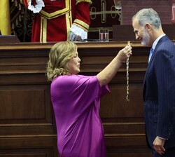 La presidenta de la Cámara impone la Medalla de Oro del Parlamento de Canarias a Su Majestad el Rey