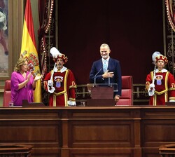 El Rey recibe el aplauso de la cámara