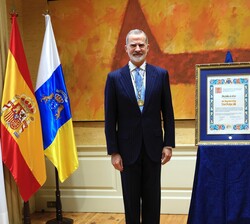 Don Felipe junto a la placa conmemorativa de la efeméride y la presidenta de la Cámara, Astrid Pérez
