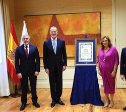 El Rey junto al presidente del Gobierno de Canarias, el ministro de la Presidencia, Justicia y Relaciones con las Cortes, y la presidenta de la Cámara