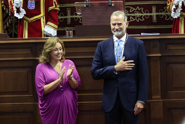 El Rey tras recibir la Medalla de Oro del Parlamento de Canarias