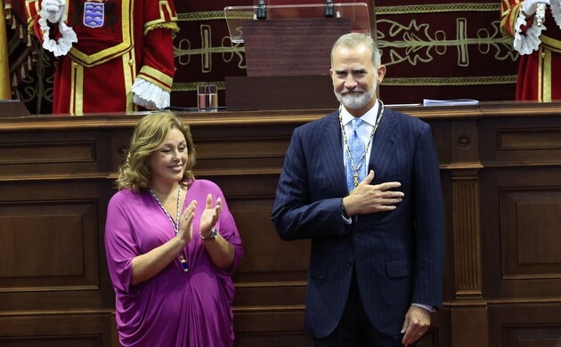 El Rey tras recibir la Medalla de Oro del Parlamento de Canarias