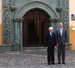 Su Majestad el Rey con el presidente de la República Italiana, Su Excelencia Sergio Mattarella delante de la Casa Colón de Las Palmas de Gran Canaria