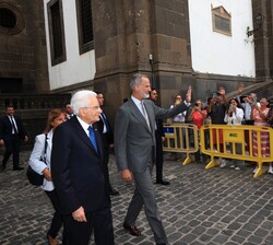 Durante la visita, Don Felipe y Sergio Mattarella reciben el cariño de los vecinos