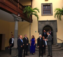 El Rey y el presidente Mattarella acceden al edificio e inician la visita en la Casa Colón