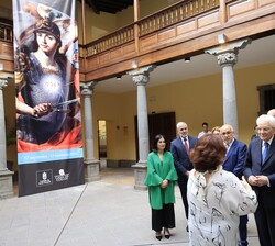 Don Felipe y el presidente Mattarella reciben explicaciones a cargo de la directora y el conservador de la Casa Colón
