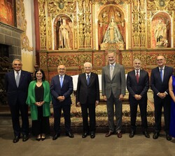 Don Felipe y el presidente Mattarella con las autoridades que les han acompañado durante la visita