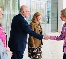 Su Majestad la Reina Doña Sofía recibe el saludo del embajador de España en la República Portuguesa, Juan Fernández Trigo
