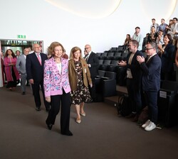 Su Majestad la Reina Doña Sofía a su entrada en el salón de acto es recibida con aplausos