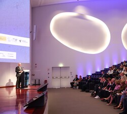 Doña Sofía durante la intervención del director clínico del Campus Neurológico d ela Universidad de Lisboa, Joaquím Ferreira, que ejerce de maestro de