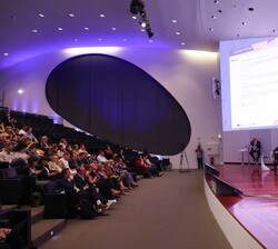 Doña Sofía durante la ponencia "Neuromodulación personalizada de la red de modos por defecto para el tratamiento de la enfermedad de Alzheimer: F