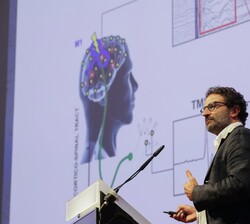 Intervención de Giacomo Kock, director del Departamento de Neurología Clínica y del comportamiento de la Fundación Sana Lucía en Roma