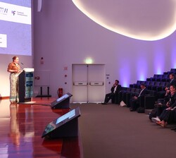 Doña Sofía durante la ponencia "Más allá de la medicación: El papel del ejercicio y otras intervenciones no farmacológicas en el manejo de la ans