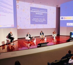 Su Majestad la Reina Doña Sofía durante la conversación entre los ponentes y el maestro de ceremonias