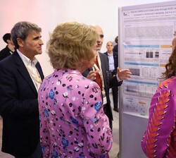 Doña Sofía durante su recorrido por la exposición de posters científicos acerca de enfermedades neurodegenerativas