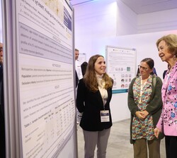 Su Majestad la Reina Doña Sofía atiende a las explicaciones durante su visita a la exposición