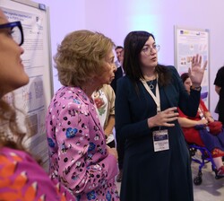 Su Majestad la Reina Doña Sofía durante su recorrido por la exposición