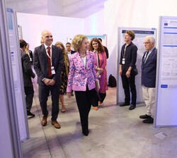 Su Majestad la Reina Doña Sofía visita la exposición de de posters científicos acerca de enfermedades neurodegenerativas