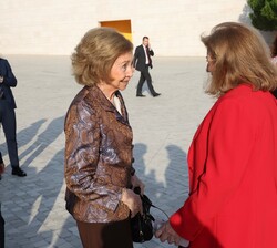 A su llegada al anfiteatro, Su Majestad la Reina Doña Sofia fue recibida por la presidenta de la Champalimaud Foundation, Leonor Beleza