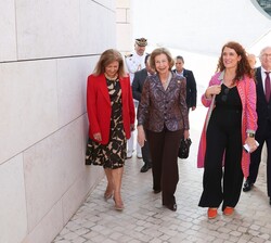 Doña Sofía junto a las autoridades