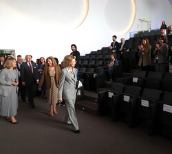 Doña Sofía es recibida por aplausos en el salón de actos