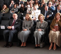 Su Majestad la Reina Doña Sofía, junto a las autoridades en el salón de actos 