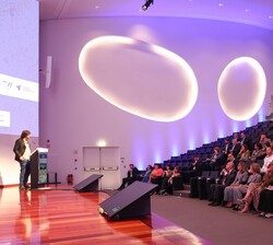 Doña Sofía durante la intervención del moderador, el neurólogo de la Champalimaud Foundation en Lisboa, Marcelo Mendoça