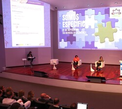 Su Majestad la Reina Doña Sofía durante la intervención de Mariló Almagro de la Confederación Española de Alzheimer y otras demencias (CEAFA)