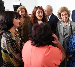 Durante el descanso, Su Majestad la Reina Doña Sofía conversa con los asistentes a las ponencias