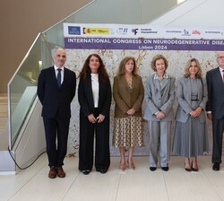 Doña Sofía junto a las autoridades y los investigadores Pascual Sánchez, director científico de la Fundación CIEN y John krakauer director de programa
