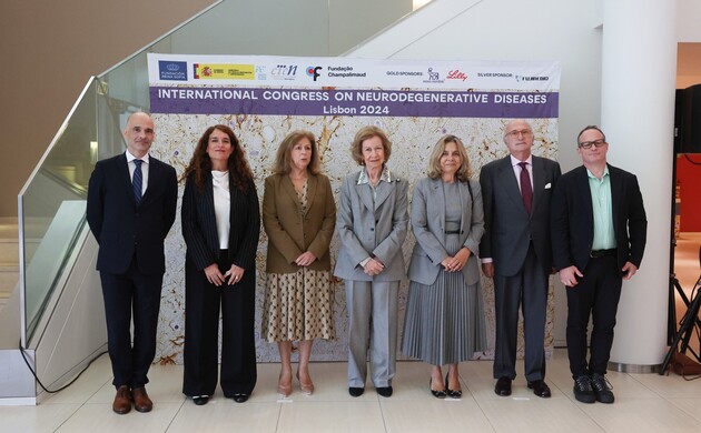 Doña Sofía junto a las autoridades y los investigadores Pascual Sánchez, director científico de la Fundación CIEN y John krakauer director de programa