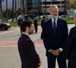 Su Majestad el Rey es recibido a su llegada por el presidente del Gobierno de Canarias, Fernando Clavijo y el ministro de Derechos Sociales, Consumo y