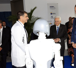 Su Majestad el Rey junto al presidente de la República Italiana durante su recorrido por la exposición de Agustín de Betancourt