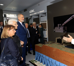 Su Majestad el Rey junto al presidente de la República Italiana durante su recorrido por la exposición de Agustín de Betancourt