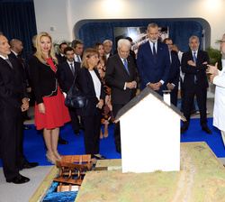 Su Majestad el Rey junto al presidente de la República Italiana durante su recorrido por la exposición de Agustín de Betancourt