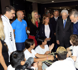 Su Majestad el Rey junto al presidente de la República Italiana conversan con los escolares que se encuentran realizando talleres sobre innovación y t