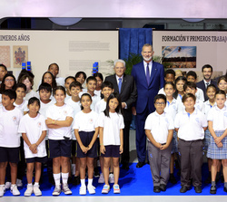 Fotografía de grupo con los escolares que asisten a los talleres