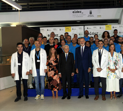 Fotografía de grupo con el personal del Museo Elder de la Ciencia y la Tecnología