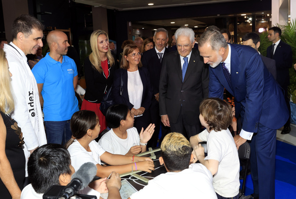 Su Majestad el Rey junto al presidente de la República Italiana conversan con los escolares que se encuentran realizando talleres sobre innovación y t