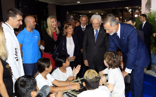 Su Majestad el Rey junto al presidente de la República Italiana conversan con los escolares que se encuentran realizando talleres sobre innovación y t