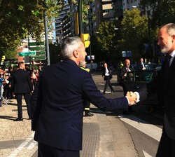 A su llegada, Su Majestad el Rey recibe el saludo del presidente de Aragón, Jorge Azcón