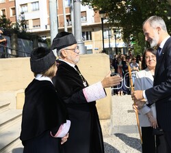 Su Majestad el Rey recibe el bastón rectoral de mano del rector magnífico de la Universidad de Zaragoza, José Antonio Mayoral