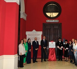 Su Majestad el Rey acompañado de las autoridades junto a la placa conmemorativa de su asistencia para la apertura del Curso Universitario 2024/2025
