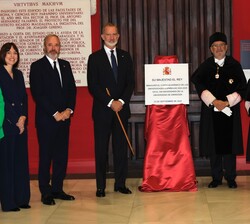 Don Felipe junto a la placa conmemorativa de su visita